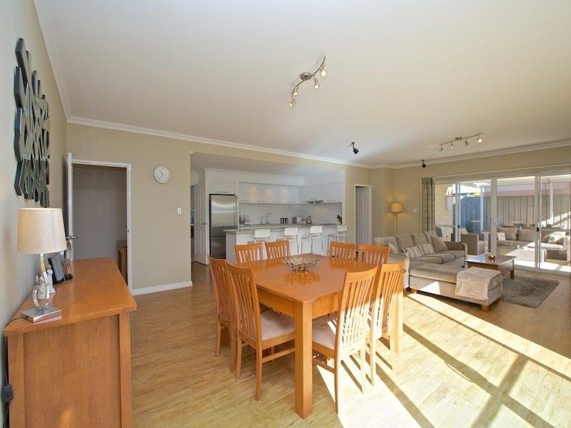 14 Simmonds Pass, Ellenbrook WA 6069