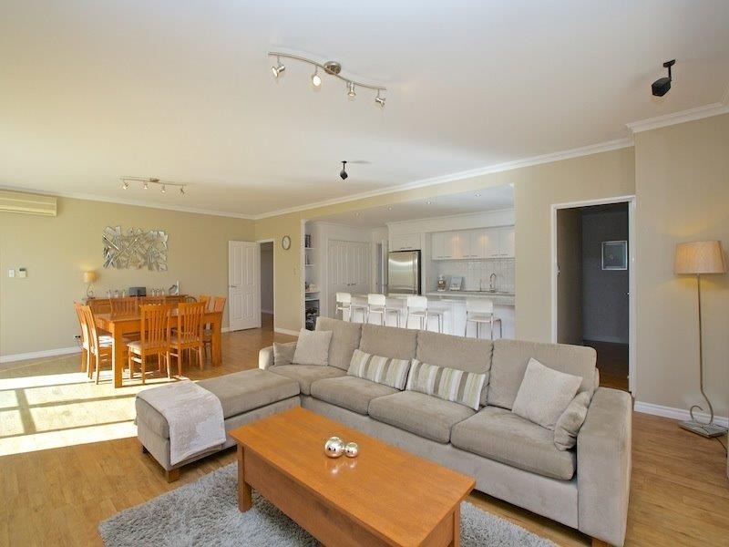 14 Simmonds Pass, Ellenbrook WA 6069