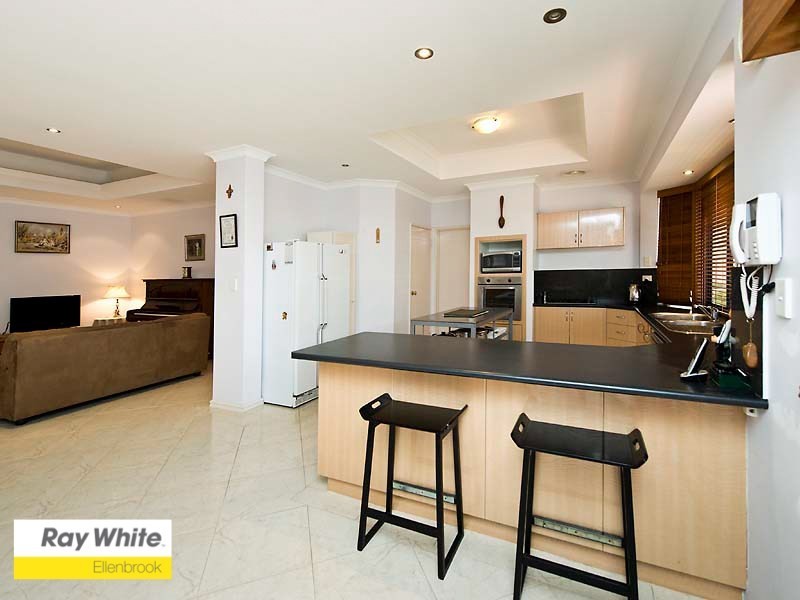 21 Devereux Crescent, Aveley WA 6069