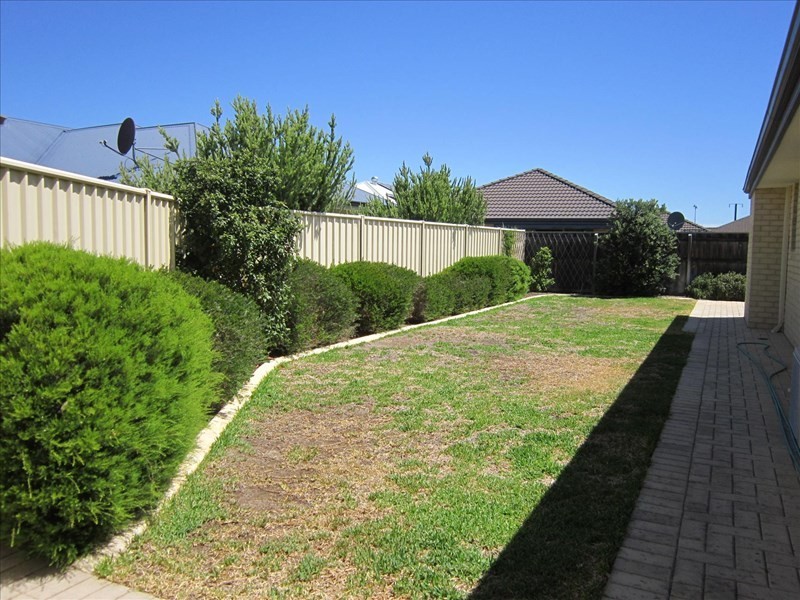 8a Barnfield Drive, Ellenbrook WA 6069