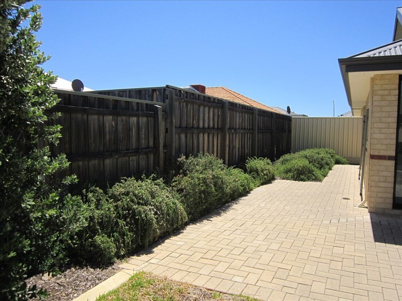 8a Barnfield Drive, Ellenbrook WA 6069
