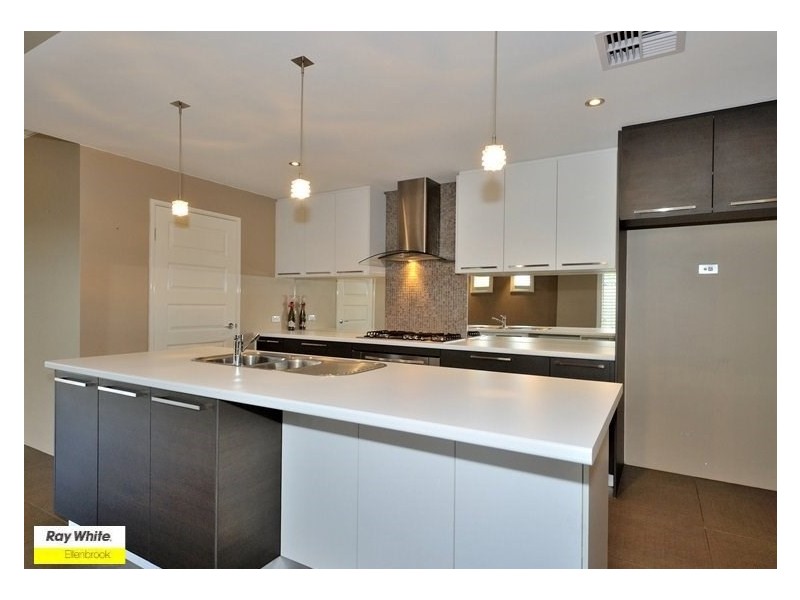 18 Edgecombe Pass, Aveley WA 6069