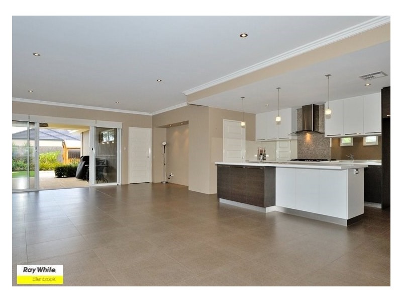 18 Edgecombe Pass, Aveley WA 6069