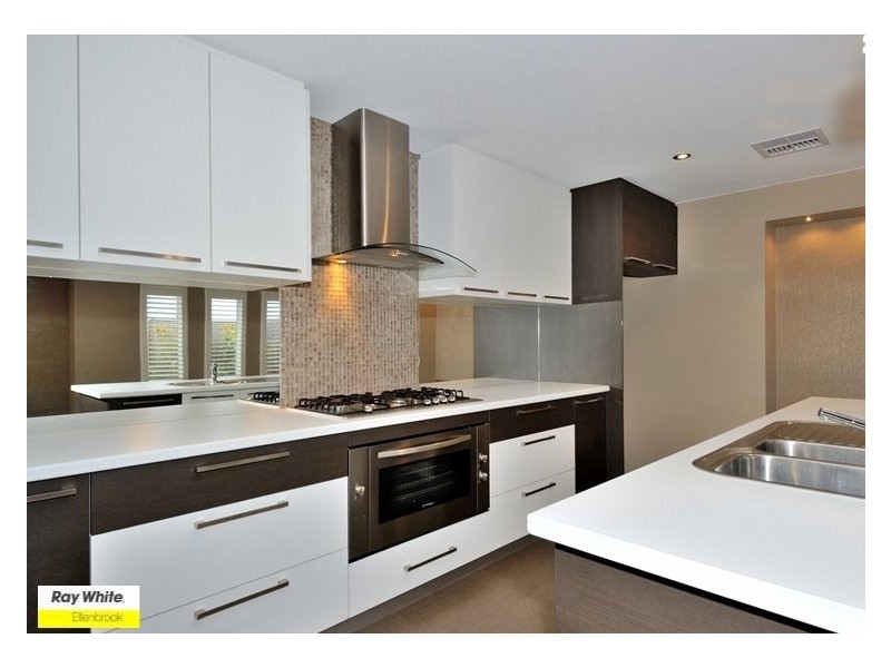 18 Edgecombe Pass, Aveley WA 6069