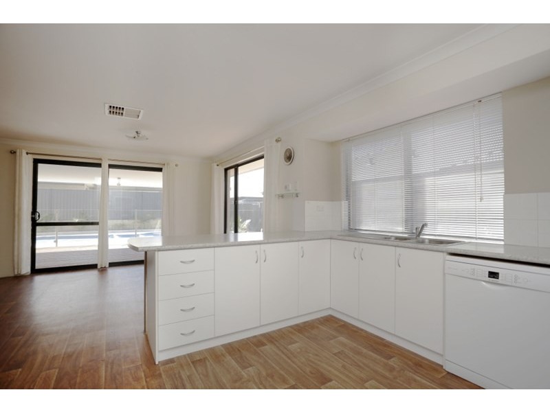 6 Gleeson Entrance, Aveley WA 6069