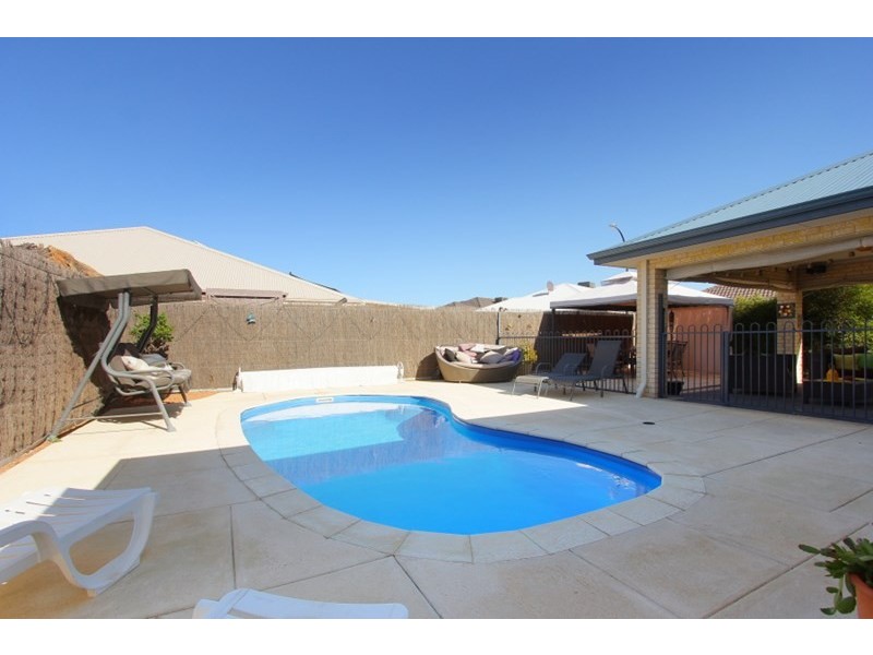 11 Brammall Bend, Aveley WA 6069