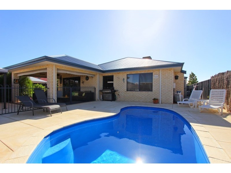 11 Brammall Bend, Aveley WA 6069