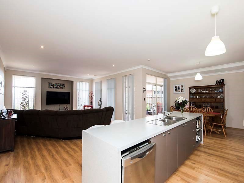 37 Bancombe Crescent, Ellenbrook WA 6069