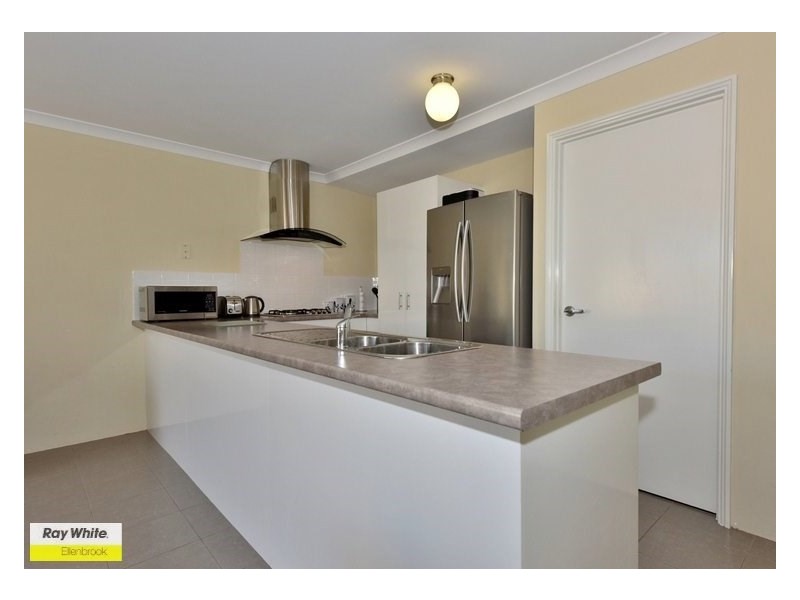 8b Paris Gardens, Hocking WA 6065