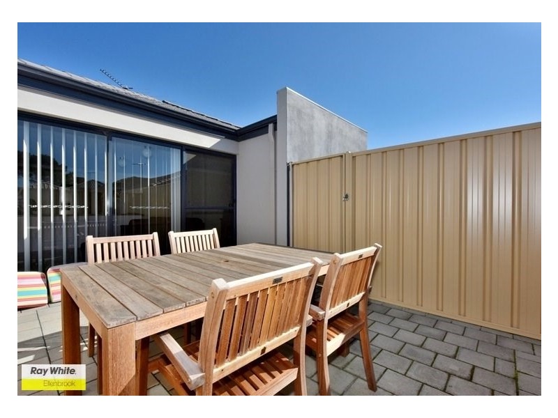 8b Paris Gardens, Hocking WA 6065