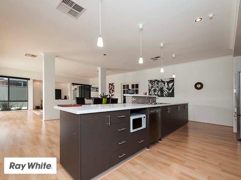 18 Ollave Circuit, Aveley WA 6069