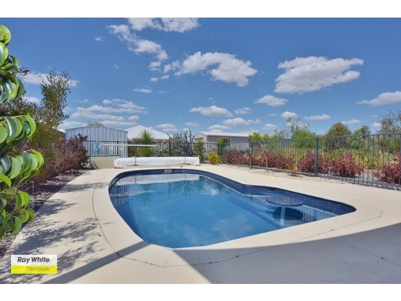 6 Packwood Link, The Vines WA 6069