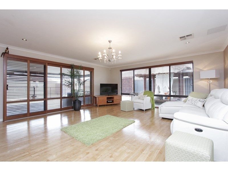 8 Anfield Crescent, Aveley WA 6069