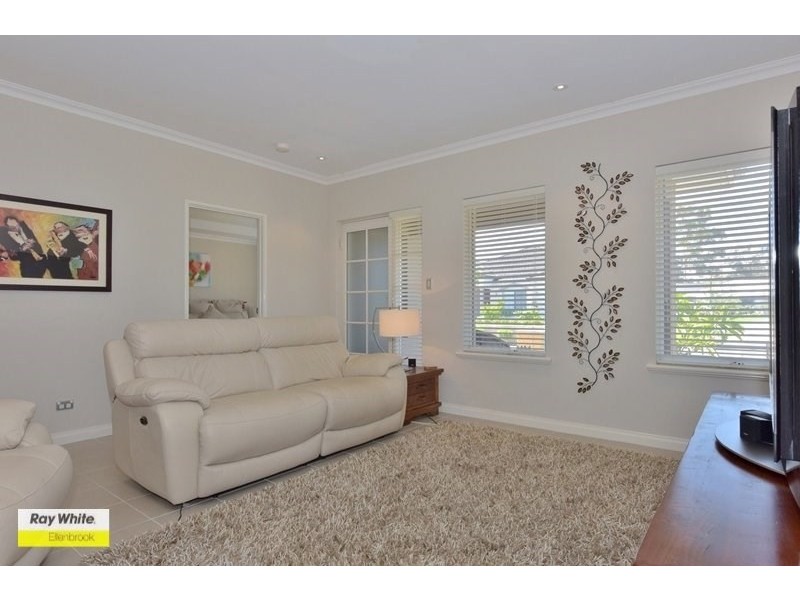 12 Lago Prom, Aveley WA 6069