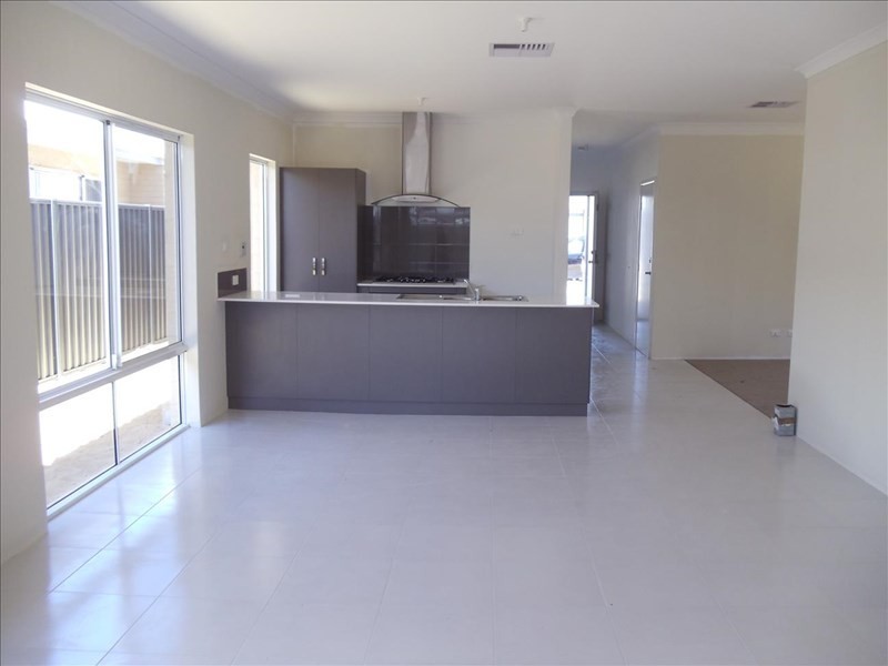 8 Banbury Way, Aveley WA 6069