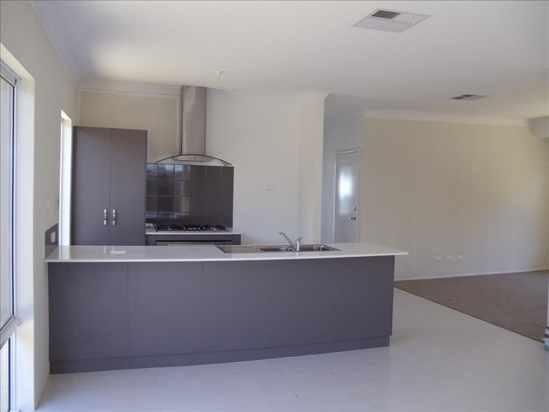 8 Banbury Way, Aveley WA 6069