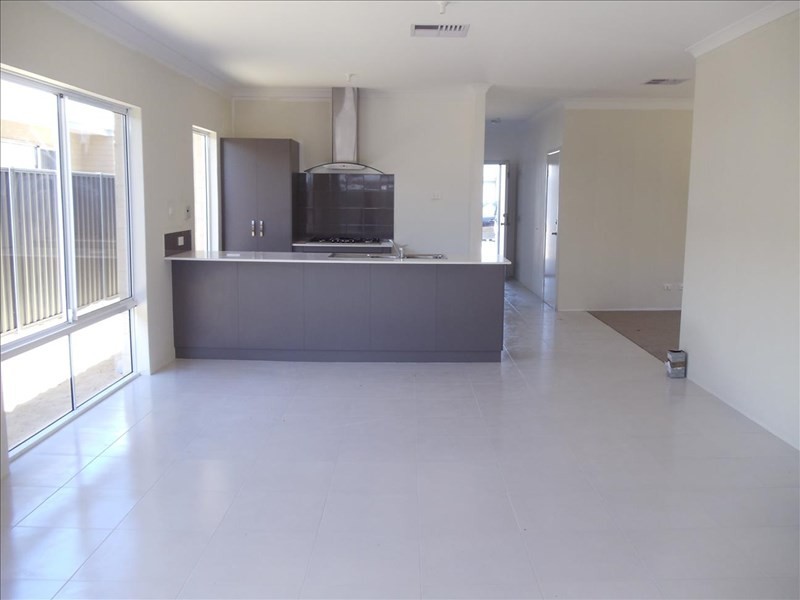 8 Banbury Way, Aveley WA 6069