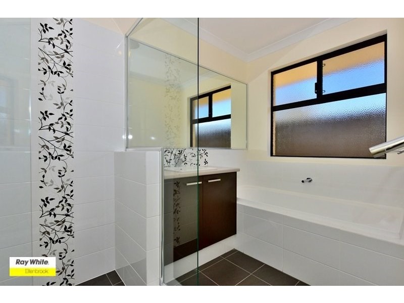 35 Windermere Boulevard, Aveley WA 6069
