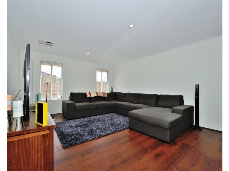 18 Pineroo Terrace, Ellenbrook WA 6069