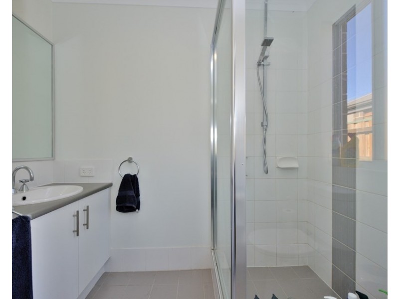 18 Pineroo Terrace, Ellenbrook WA 6069