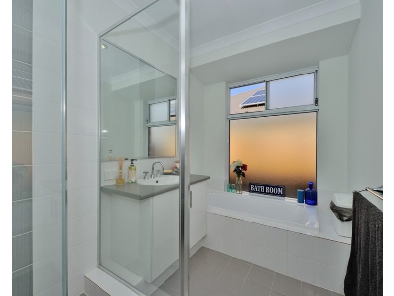 18 Pineroo Terrace, Ellenbrook WA 6069