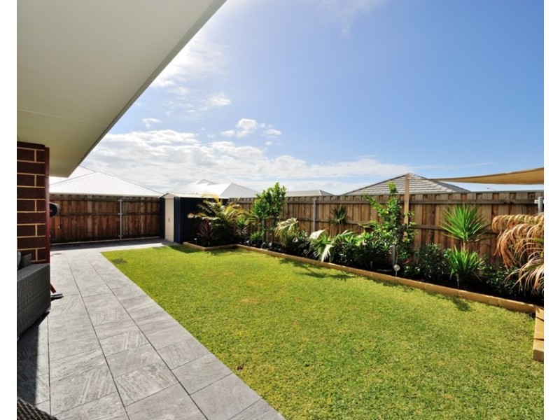 18 Pineroo Terrace, Ellenbrook WA 6069