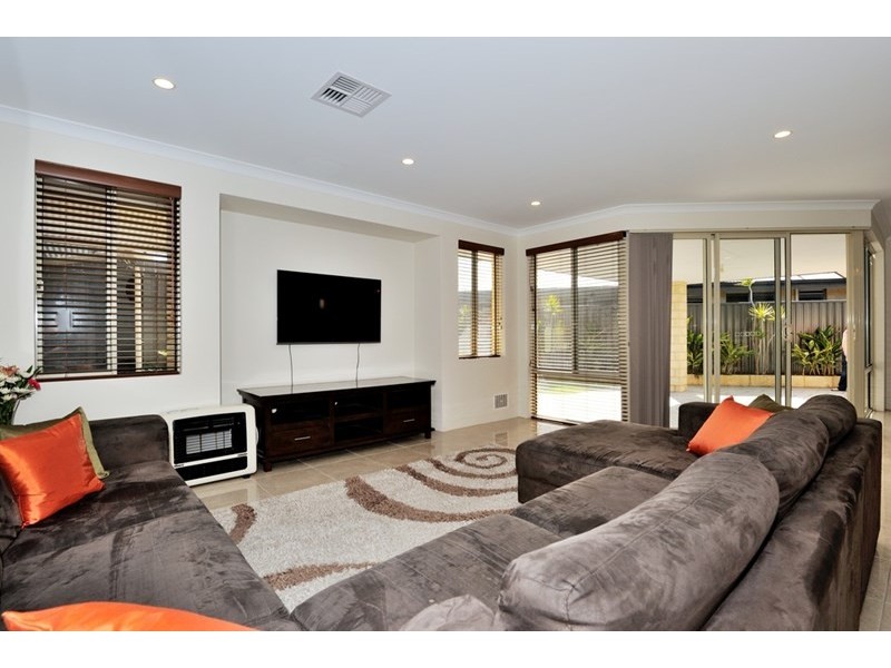 12 Cordovan Pkwy, Aveley WA 6069