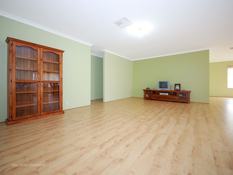 17 Devereux Crescent, Aveley WA 6069