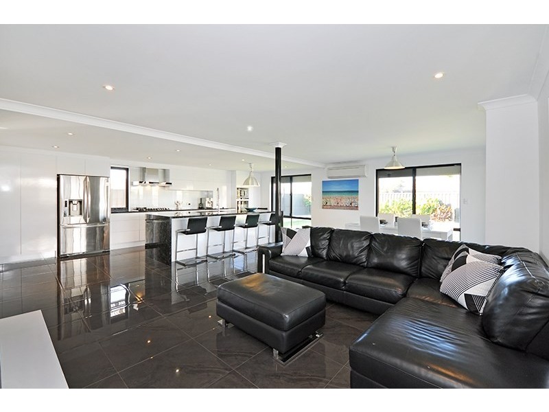 28 Kyneton Parkway, Aveley WA 6069