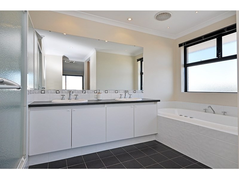 28 Kyneton Parkway, Aveley WA 6069