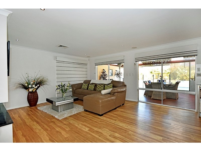 2 Brentwood Way, The Vines WA 6069