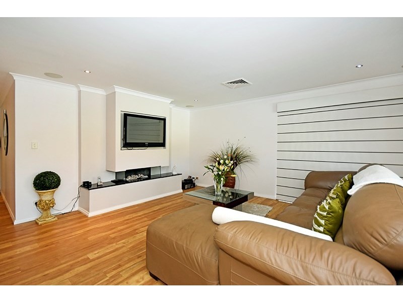 2 Brentwood Way, The Vines WA 6069