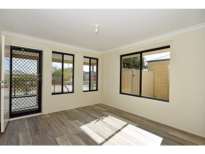 8 Birchmore Gardens, Ellenbrook WA 6069