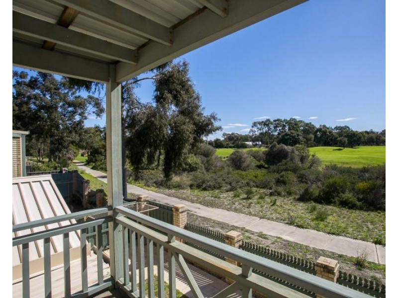 27 Lakefront Circle, The Vines WA 6069