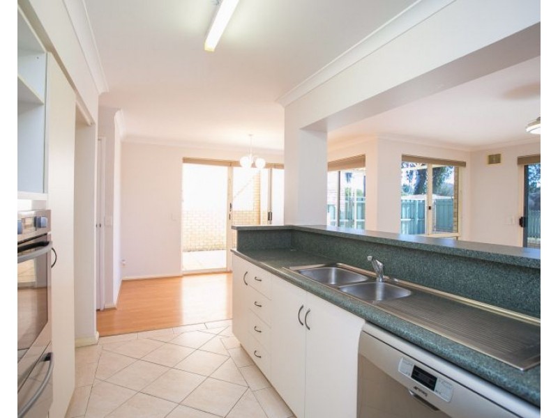 27 Lakefront Circle, The Vines WA 6069