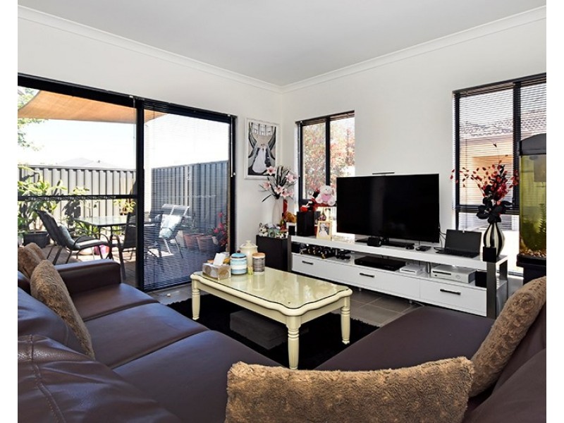 2/16 Dulegal Way, Aveley WA 6069