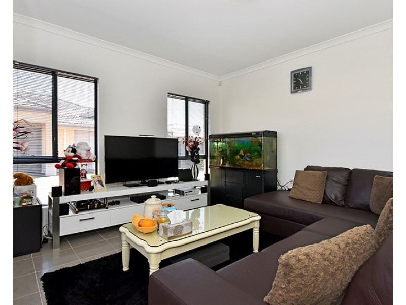 2/16 Dulegal Way, Aveley WA 6069