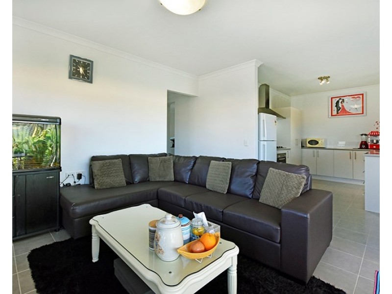 2/16 Dulegal Way, Aveley WA 6069