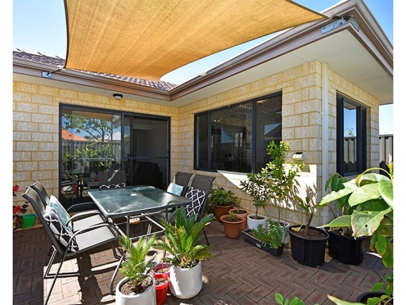 2/16 Dulegal Way, Aveley WA 6069