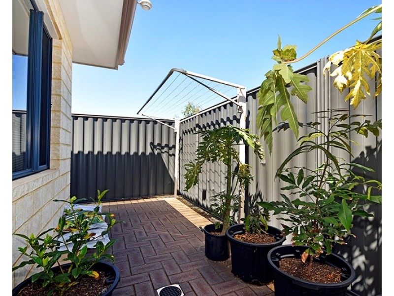 2/16 Dulegal Way, Aveley WA 6069