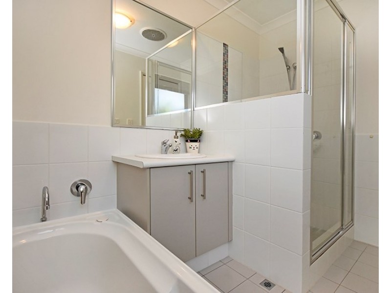 2/16 Dulegal Way, Aveley WA 6069