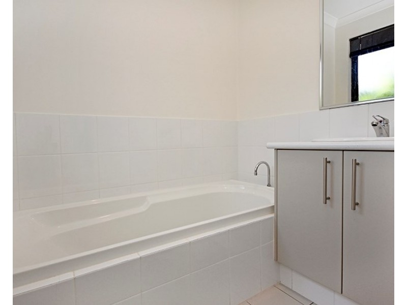 2/16 Dulegal Way, Aveley WA 6069