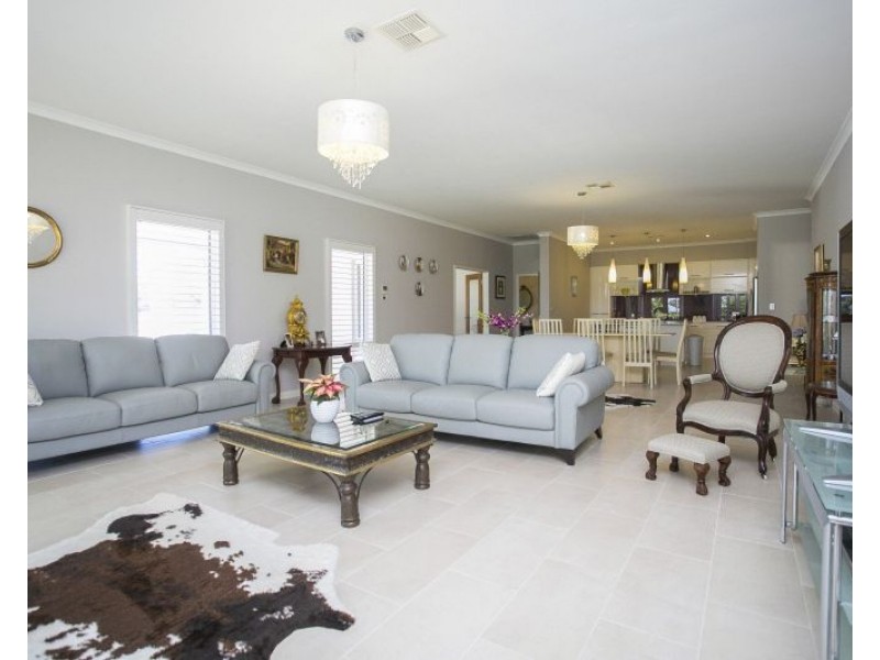 130 Roxburghe Drive, The Vines WA 6069