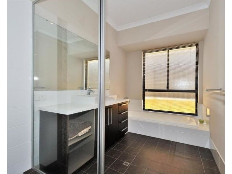 21 Dulegal Way, Aveley WA 6069