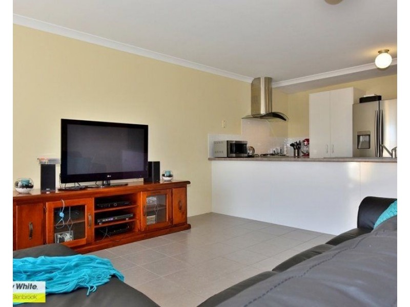 8b Paris Gardens, Hocking WA 6065