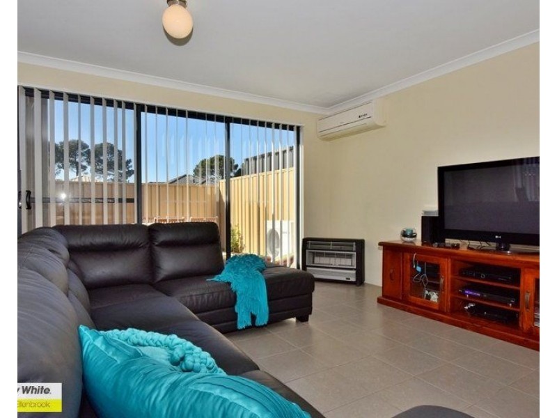 8b Paris Gardens, Hocking WA 6065