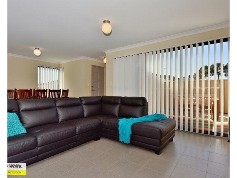 8b Paris Gardens, Hocking WA 6065