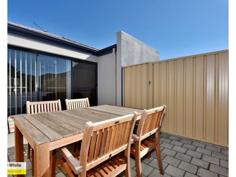 8b Paris Gardens, Hocking WA 6065