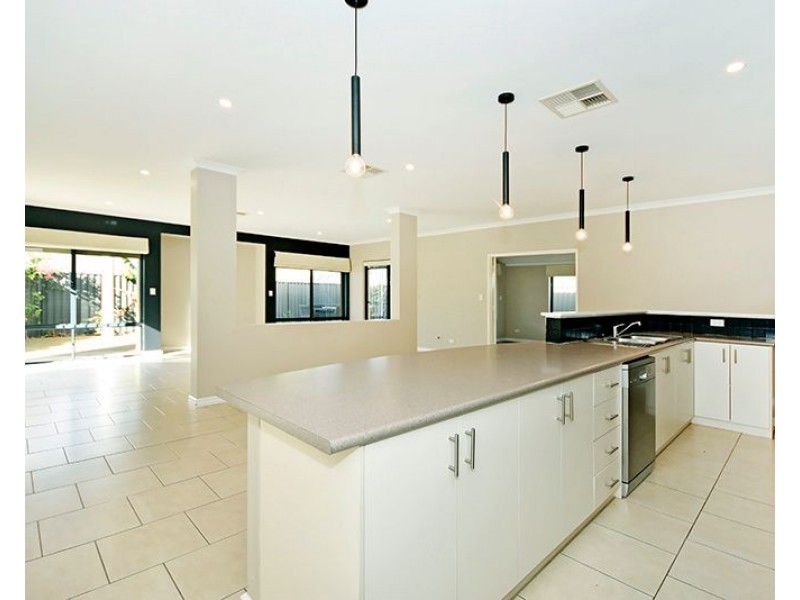 14 Pasalich Bend, Aveley WA 6069