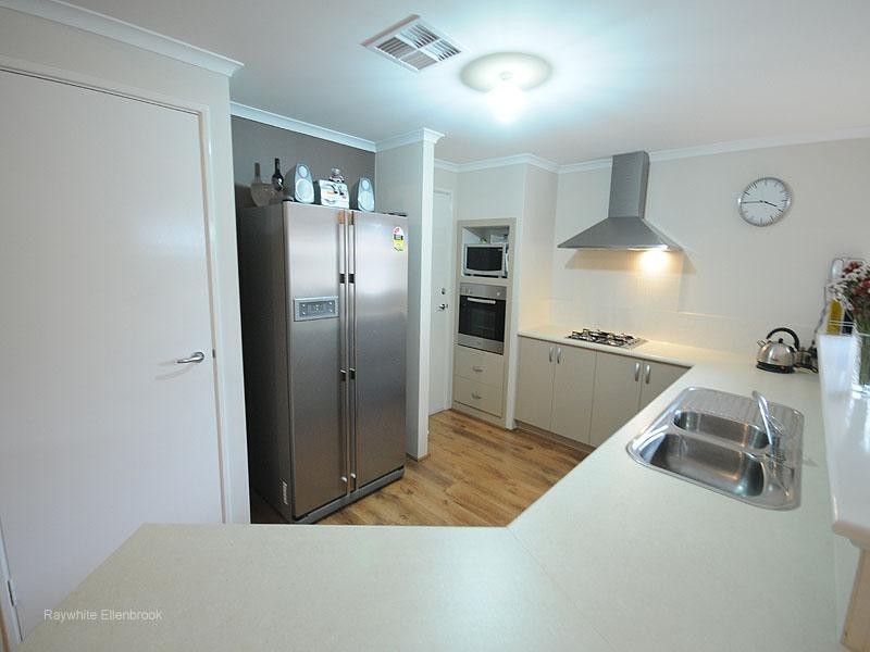 16 Whitehart Entrance, Aveley WA 6069